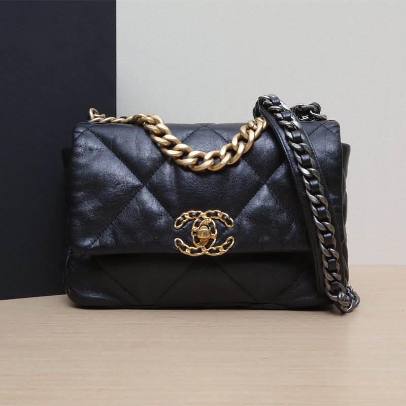 CHANEL 19BAG口蓋包小號26黑色羊皮30開金銀扣肩背包-0