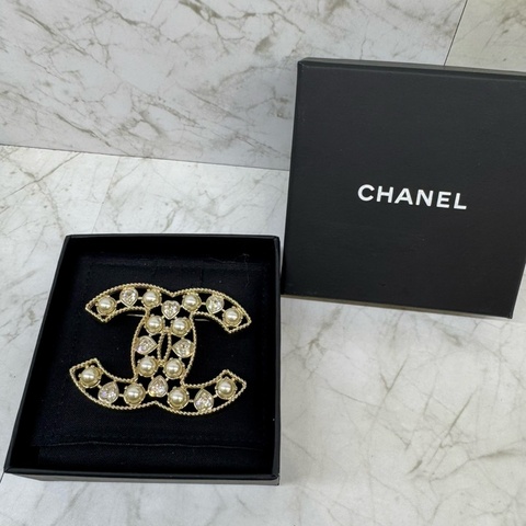 CHANEL簍空雙C Logo愛心水晶珍珠造型胸針