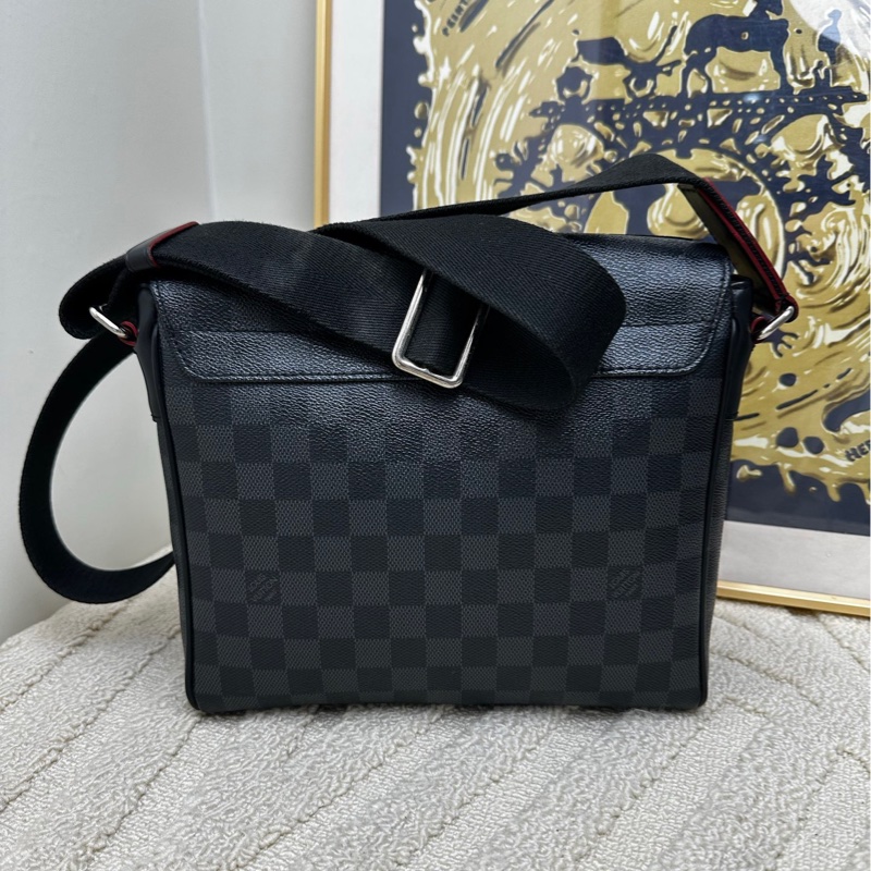 【近新閒置❤️】 lv 黑色棋盤格限量徽章郵差包 阿爾卑斯山男款斜挎包-1