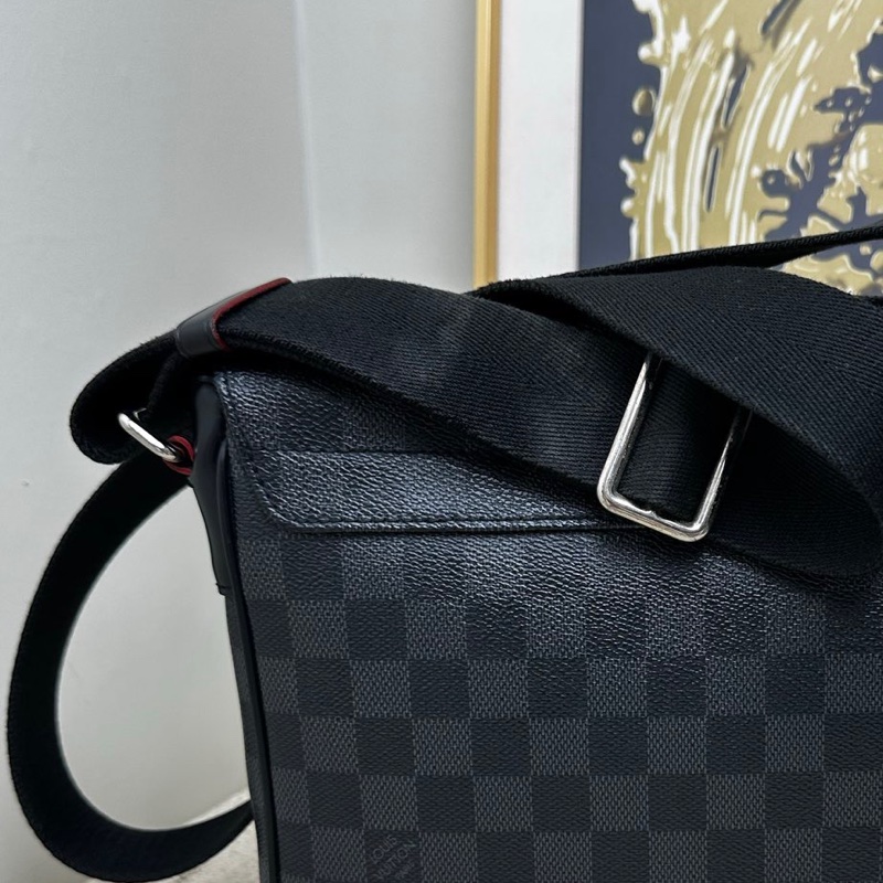 【近新閒置❤️】 lv 黑色棋盤格限量徽章郵差包 阿爾卑斯山男款斜挎包-3