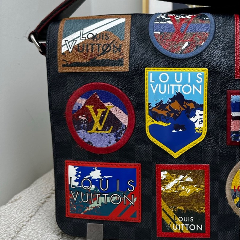 【近新閒置❤️】 lv 黑色棋盤格限量徽章郵差包 阿爾卑斯山男款斜挎包-4