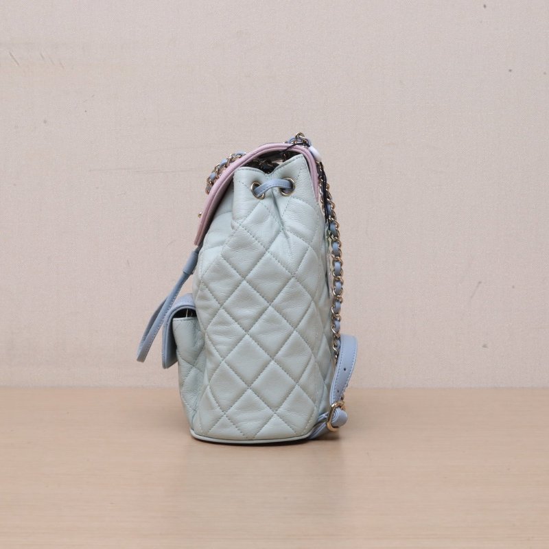 CHANEL 拼色羊皮29開淺金扣Duma抽繩口蓋雙肩包單口袋中號22肩背包-4