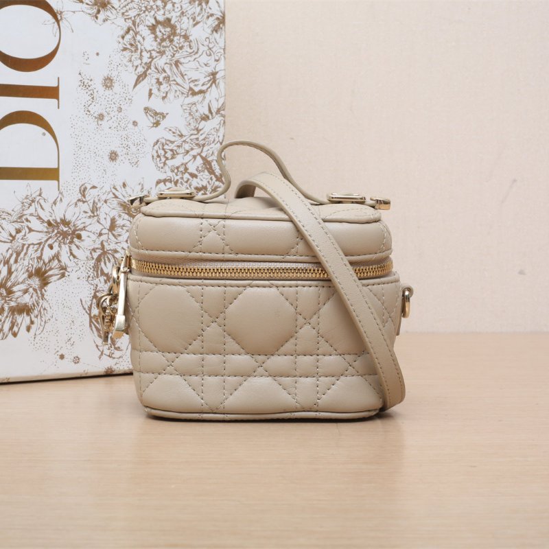 DIOR Lady戴妃Vanity化妝包超迷你11淺駝色羊皮淺金扣2020藤格紋肩背包-0