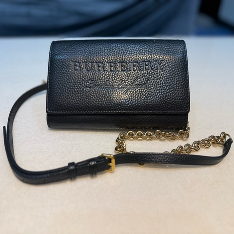 BURBERRY壓印字LOGO牛皮翻蓋磁扣式金屬鏈斜背長夾