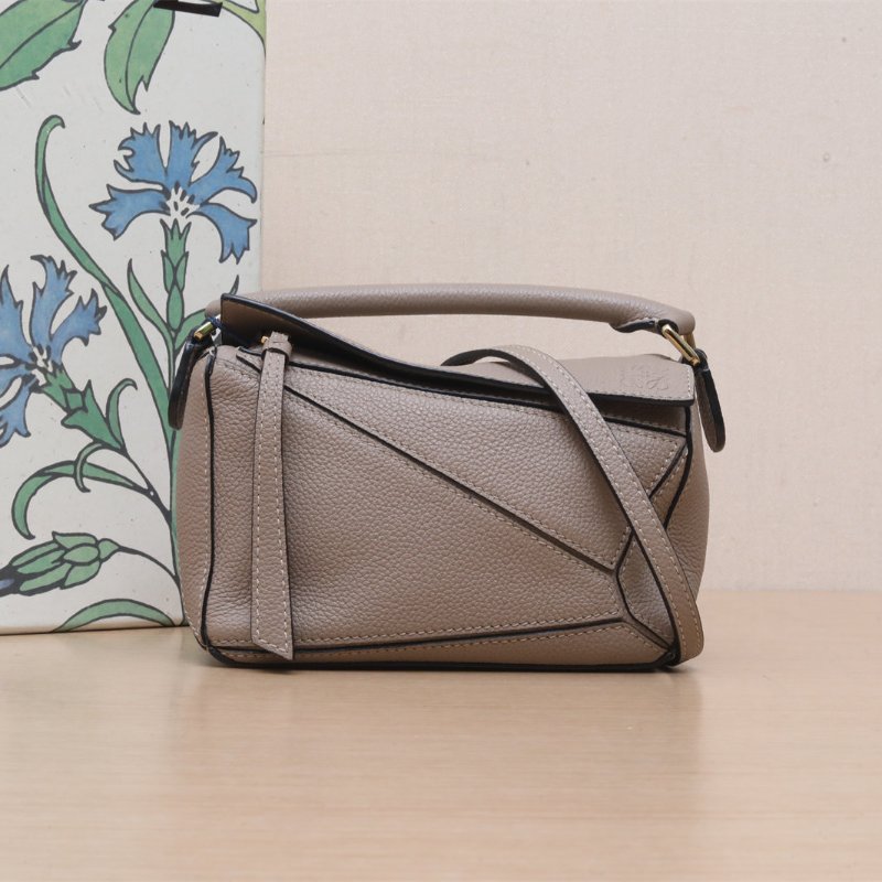 LOEWE Puzzle18幾何包迷你MINI沙色牛皮肩背包-0