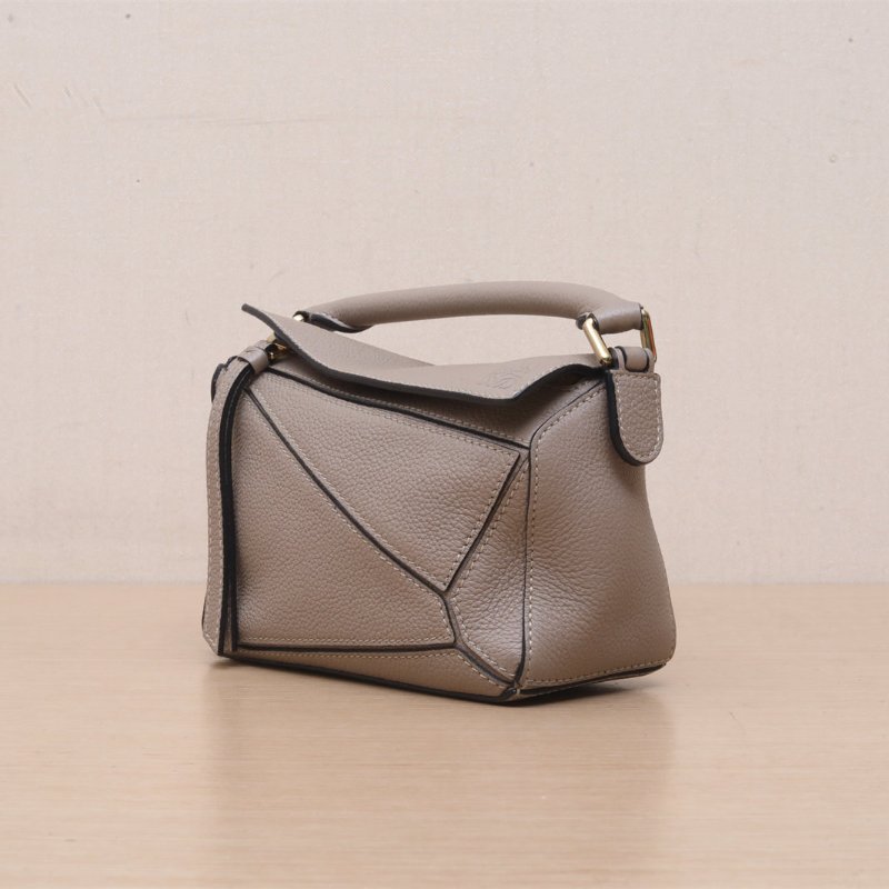 LOEWE Puzzle18幾何包迷你MINI沙色牛皮肩背包-4