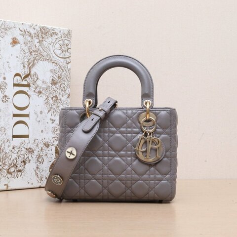 DIOR Lady戴妃包四格徽章肩帶灰色羊皮金扣2018肩背包