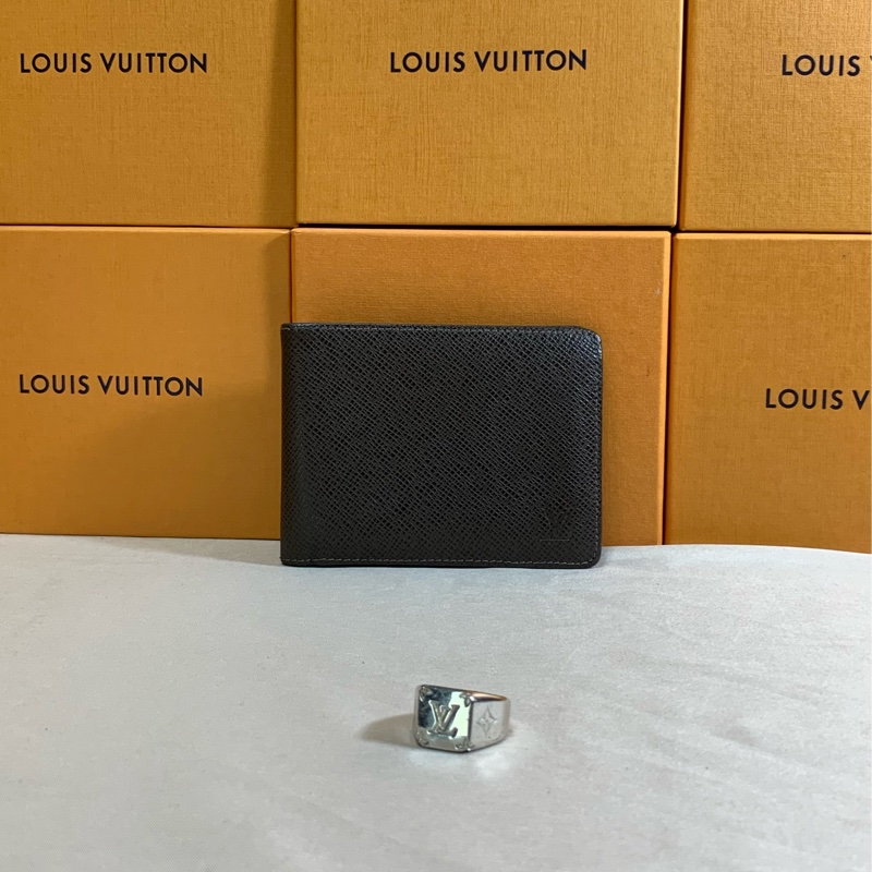 ✨低調質感 LV Louis Vuitton 深咖 taiga 對開短夾-0