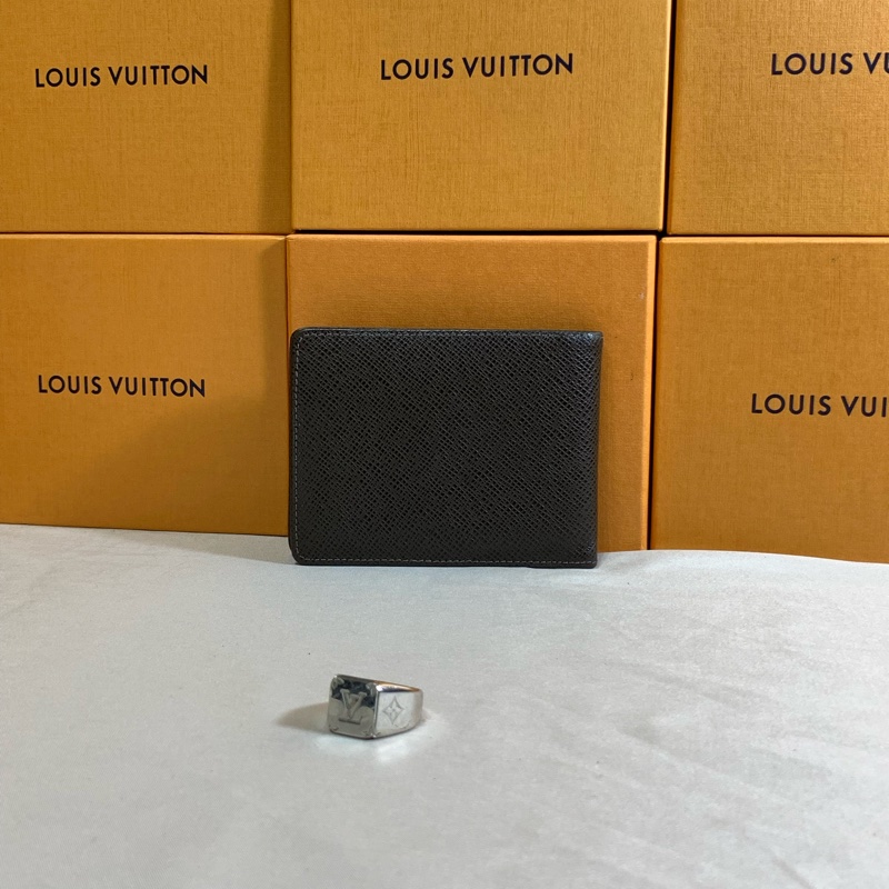 ✨低調質感 LV Louis Vuitton 深咖 taiga 對開短夾-1
