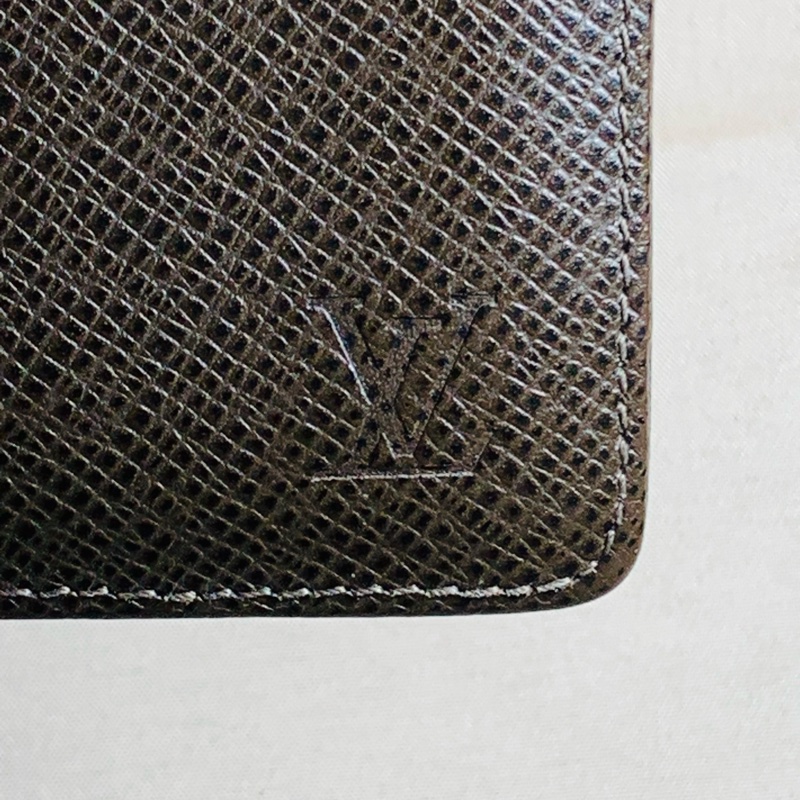✨低調質感 LV Louis Vuitton 深咖 taiga 對開短夾-2