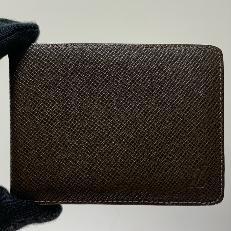 ✨低調質感 LV Louis Vuitton 深咖 taiga 對開短夾-3