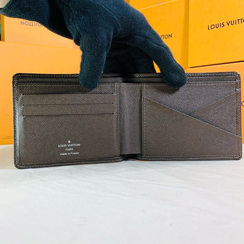 ✨低調質感 LV Louis Vuitton 深咖 taiga 對開短夾-4