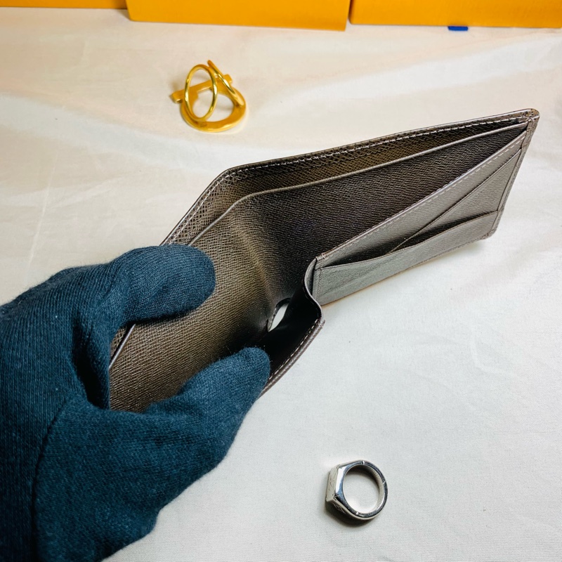 ✨低調質感 LV Louis Vuitton 深咖 taiga 對開短夾-5