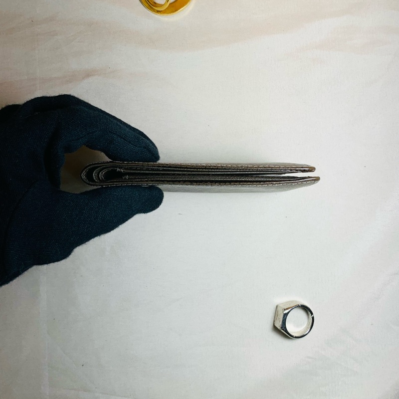 ✨低調質感 LV Louis Vuitton 深咖 taiga 對開短夾-6