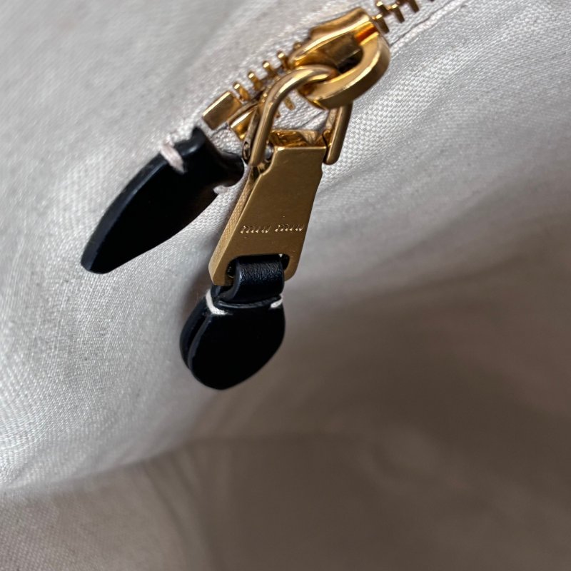 ::miumiu:: IVY 黑色皮革手袋 肩背包-31