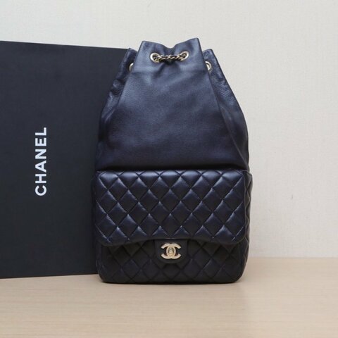 CHANEL 抽繩外側口蓋雙肩包藍色羊皮21開淺金扣肩背包