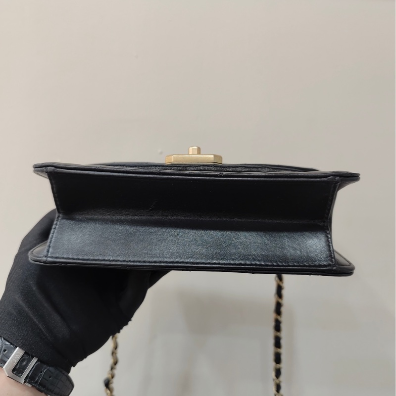 【閒置❤️】 Chanel  黑金鑽扣郵差包信封包 單肩斜挎包-3