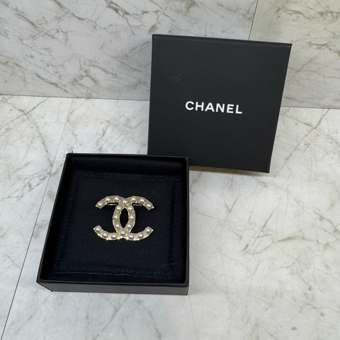 CHANEL 立體珍珠淡金雙C胸針