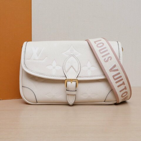 LOUIS VUITTON Diane法棍包24可拆卸寬肩帶白色牛皮晶片肩背包