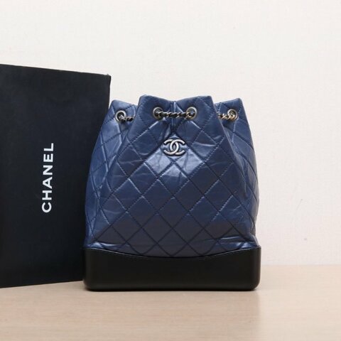 CHANEL GABRIELLE流浪雙肩包中號25藍色牛皮26開金銀扣菱格紋肩背包