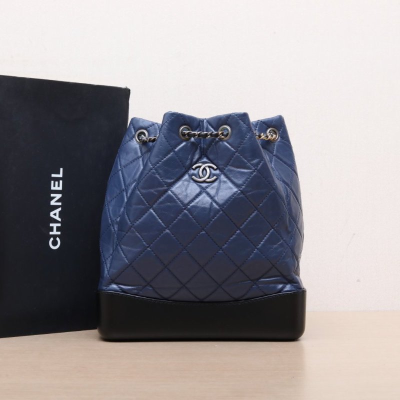 CHANEL GABRIELLE流浪雙肩包中號25藍色牛皮26開金銀扣菱格紋肩背包-0