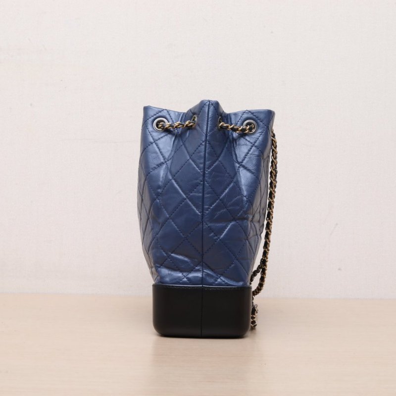 CHANEL GABRIELLE流浪雙肩包中號25藍色牛皮26開金銀扣菱格紋肩背包-4