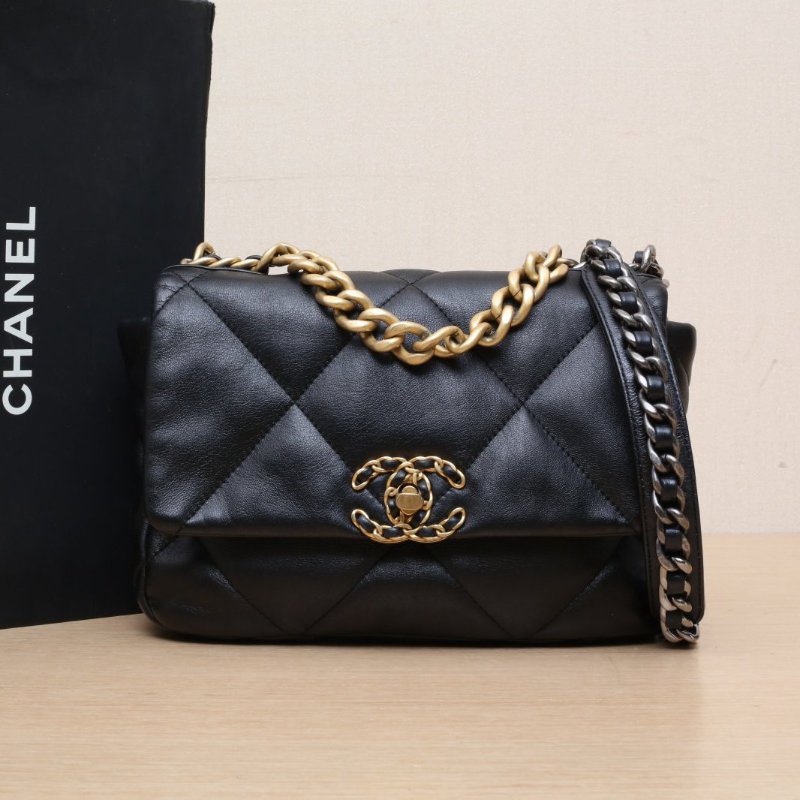 CHANEL 19BAG口蓋包小號26黑色羊皮晶片開金銀扣肩背包-0