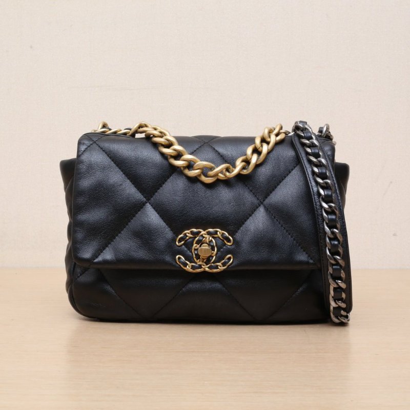 CHANEL 19BAG口蓋包小號26黑色羊皮晶片開金銀扣肩背包-1