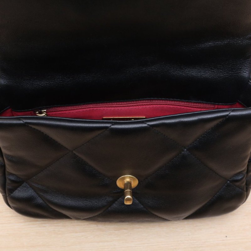 CHANEL 19BAG口蓋包小號26黑色羊皮晶片開金銀扣肩背包-3