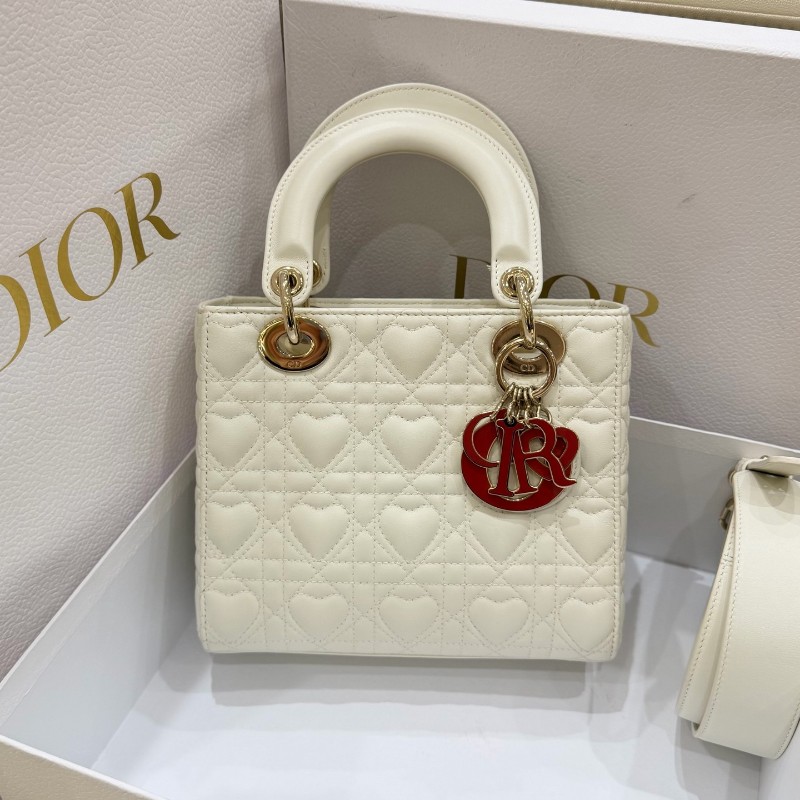 Dior ❤️lady dior心形白色羊皮戴妃四格  情人節限定款徽章款 手提包肩背包-0