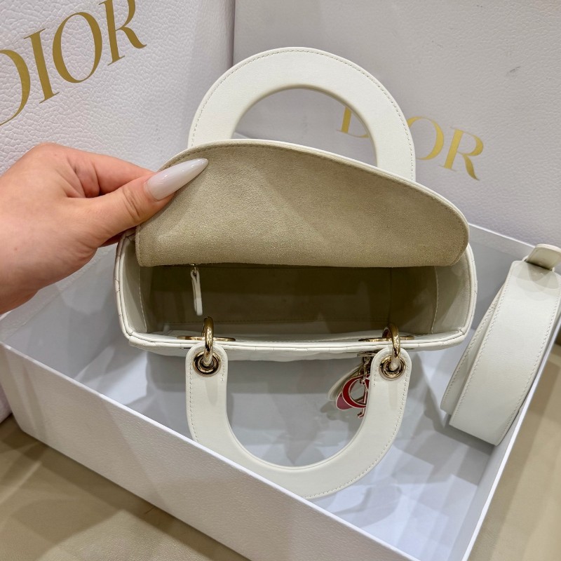 Dior ❤️lady dior心形白色羊皮戴妃四格  情人節限定款徽章款 手提包肩背包-5