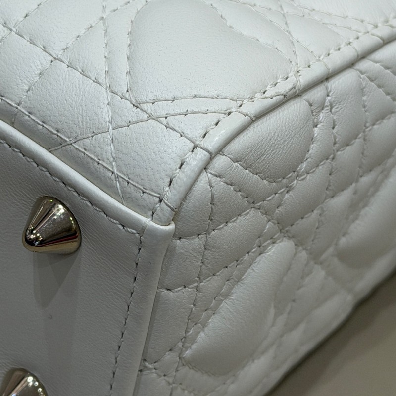 Dior ❤️lady dior心形白色羊皮戴妃四格  情人節限定款徽章款 手提包肩背包-13