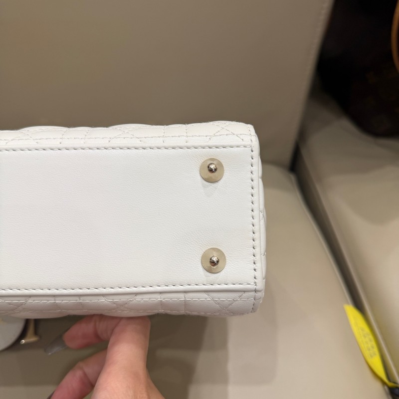 Dior ❤️lady dior心形白色羊皮戴妃四格  情人節限定款徽章款 手提包肩背包-17