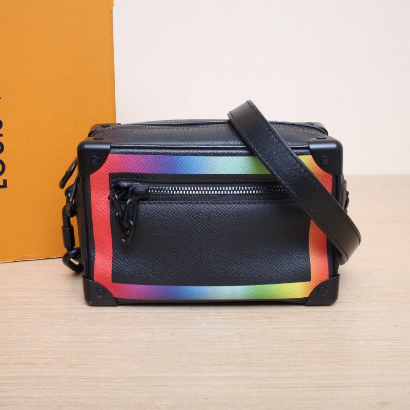 LOUIS VUITTON SoftTrunk軟盒子包迷你18.5黑色PVC2019彩虹系列肩背包-0