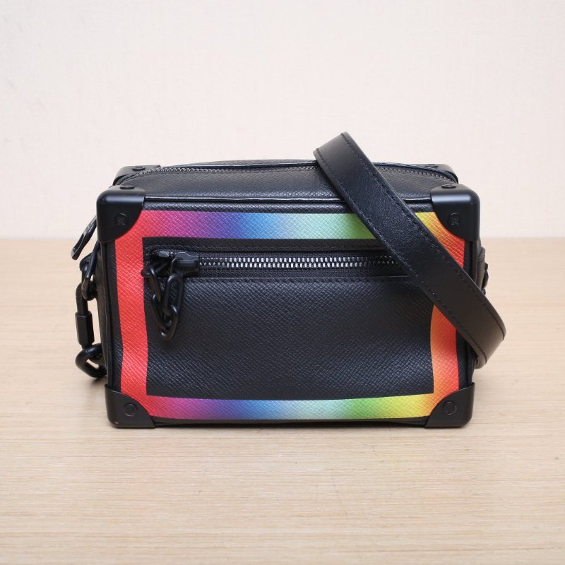 LOUIS VUITTON SoftTrunk軟盒子包迷你18.5黑色PVC2019彩虹系列肩背包-1