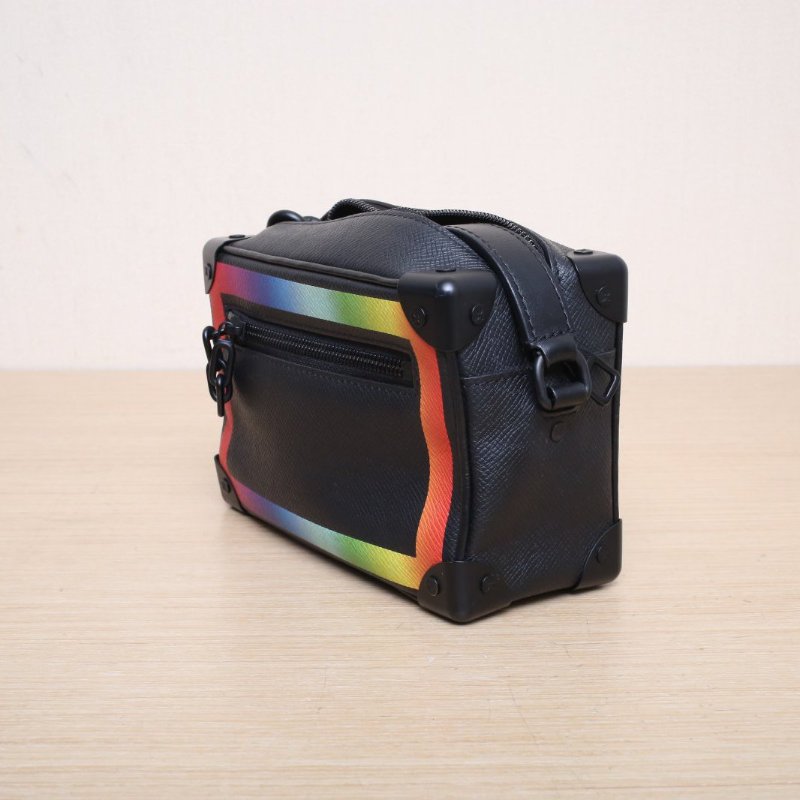 LOUIS VUITTON SoftTrunk軟盒子包迷你18.5黑色PVC2019彩虹系列肩背包-3