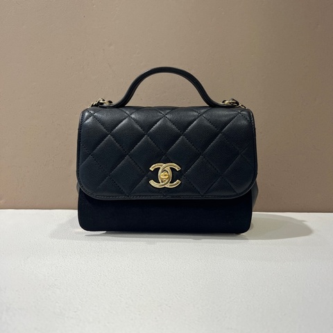 Chanel 黑荔枝牛皮金釦小郵差包