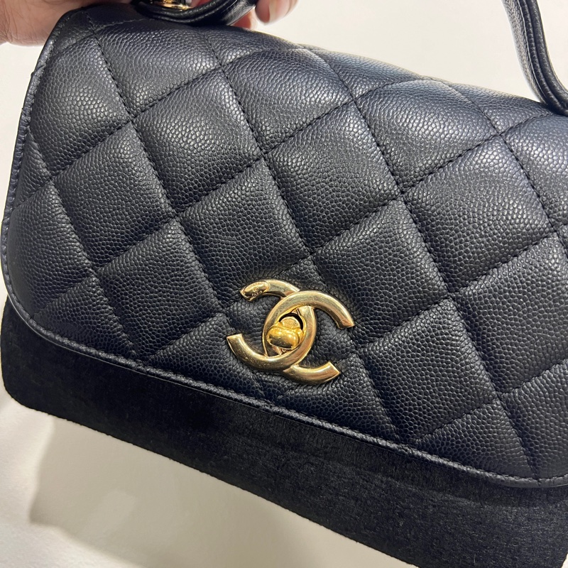 Chanel 黑荔枝牛皮金釦小郵差包-6