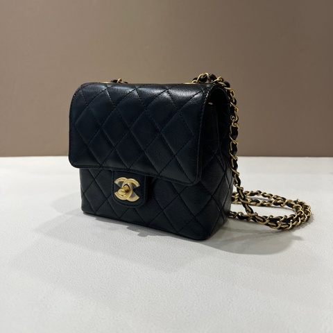 Chanel 黑山羊皮金釦斜背包