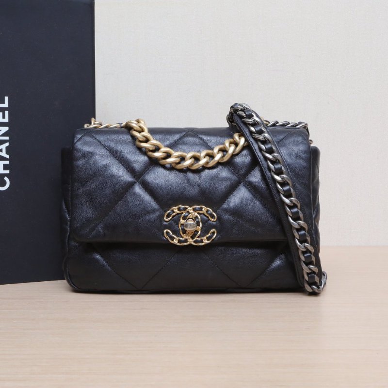 CHANEL 19BAG口蓋包小號26黑色羊皮30開金銀扣肩背包-0