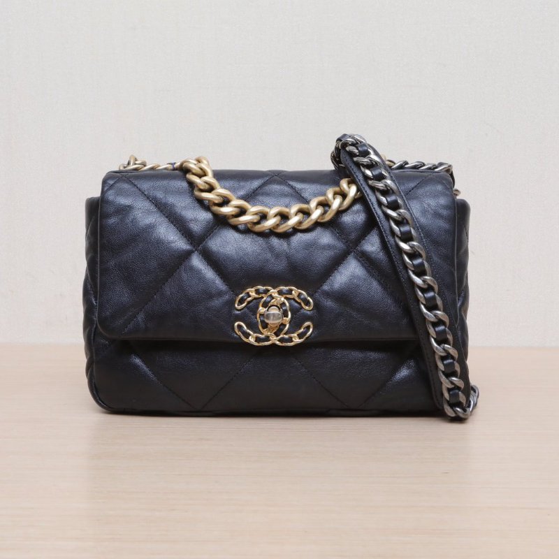 CHANEL 19BAG口蓋包小號26黑色羊皮30開金銀扣肩背包-1