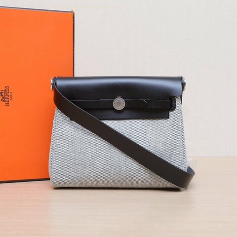 HERMES HerbagZip20帆布拼牛皮14米色拼89黑色帆布/Hunter牛皮K2025銀扣肩背包
