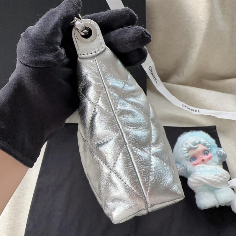 【配件:防塵袋 💕】Chanel 25S hobo 小號 嬉皮包 餃子包 銀色 銀扣 logo金幣 牛皮 手提 單肩 腋下-2