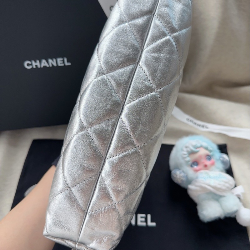【配件:防塵袋 💕】Chanel 25S hobo 小號 嬉皮包 餃子包 銀色 銀扣 logo金幣 牛皮 手提 單肩 腋下-4
