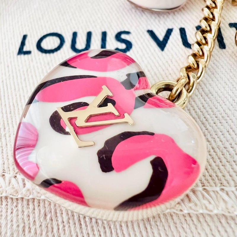 🌷LouisVuitton 粉豹紋愛心鑰匙圈｜經典花紋✦fufu style 精品✦ 氣質款｜-1