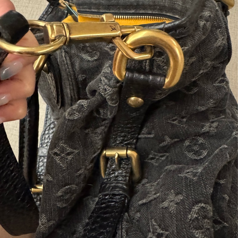 LV黑牛仔側背包-6