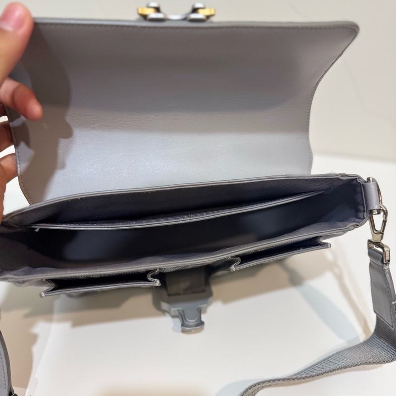 Dior 深淺灰牛皮拼 PVC鑽石紋 Hit the Road郵差包 斜背包-9