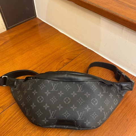 LV黑老花胸口包  價格甜到爆😻
