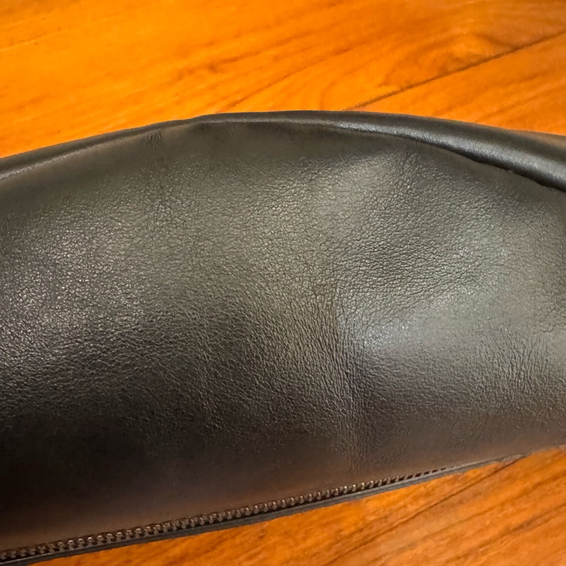 LV黑老花胸口包  價格甜到爆😻-16