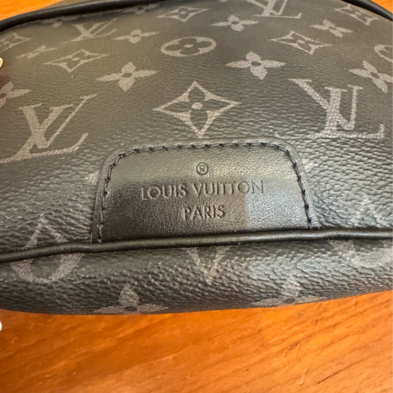 LV黑老花胸口包  價格甜到爆😻-27